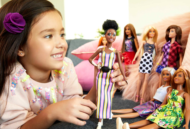 Il gioco con le bambole permette di sviluppare capacità sociali