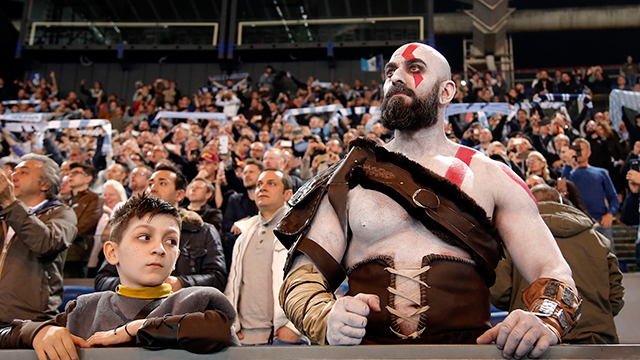 Kratos e il figlio Atreus erano presenti al derby Roma-Lazio Kratos e il figlio Atreus erano presenti al derby Roma-Lazio