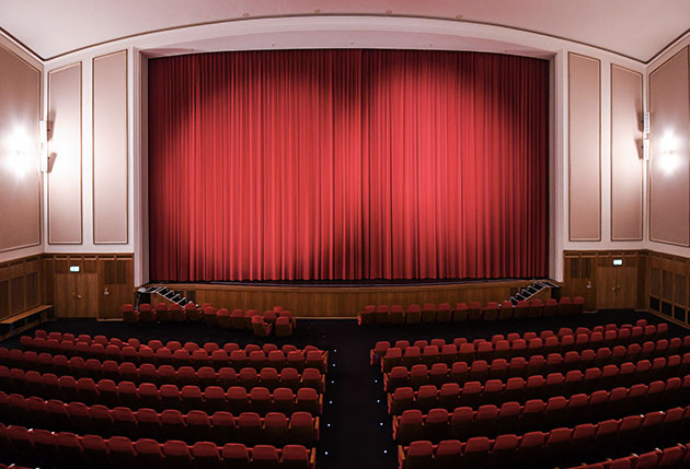 Somministrare i vaccini nei cinema e nei teatri?