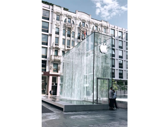 Tolto il “velo” alla fontana dell’Apple Store in piazza Liberty