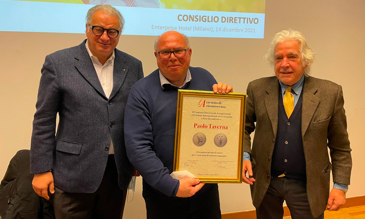 Attestato di riconoscimento e stima a Paolo Taverna Attestato di riconoscimento e stima a Paolo Taverna