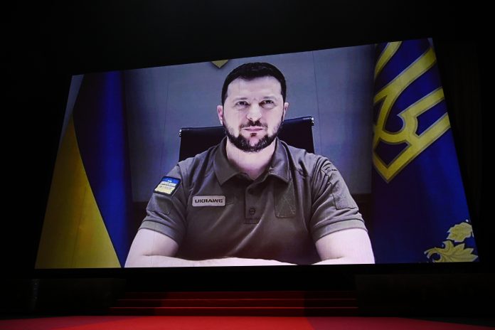 Cannes, Zelensky interviene a sorpresa alla cerimonia di apertura Cannes, Zelensky interviene a sorpresa alla cerimonia di apertura