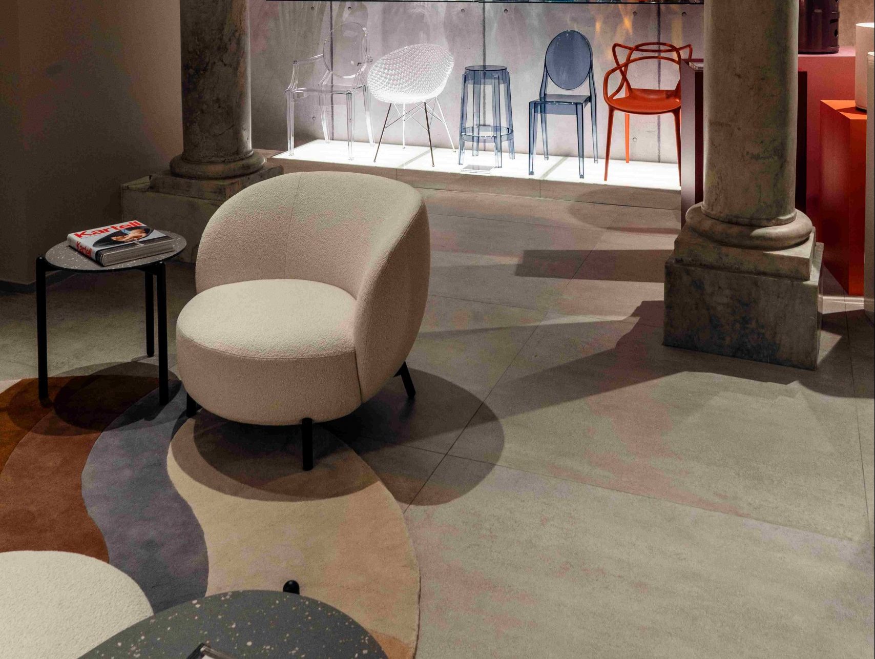Slimtech Concrete di Lea Ceramiche per lo showroom Kartell a Genova Slimtech Concrete di Lea Ceramiche per lo showroom Kartell a Genova